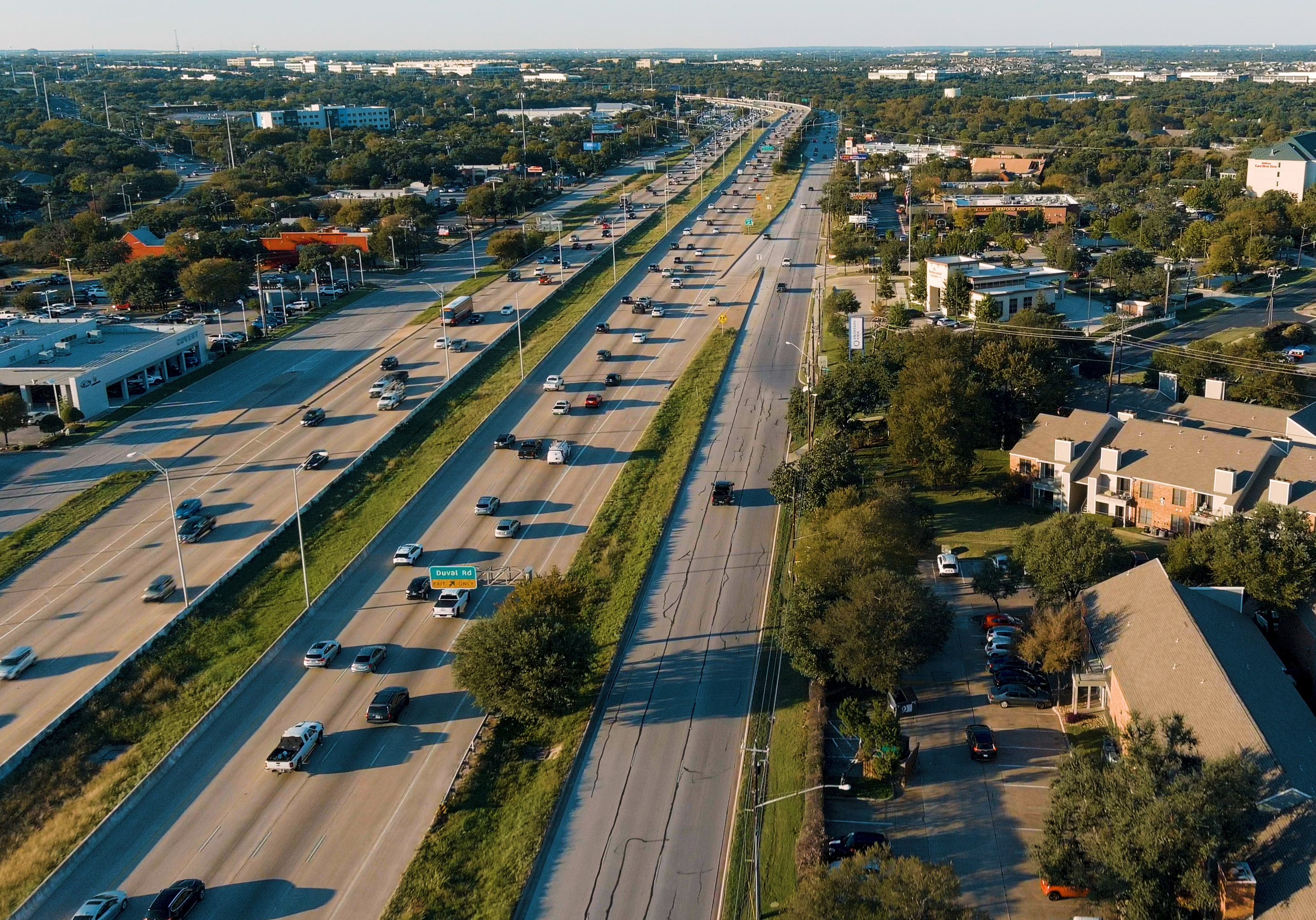 Vehicles driving on US 183 toward Duval Road exit. 